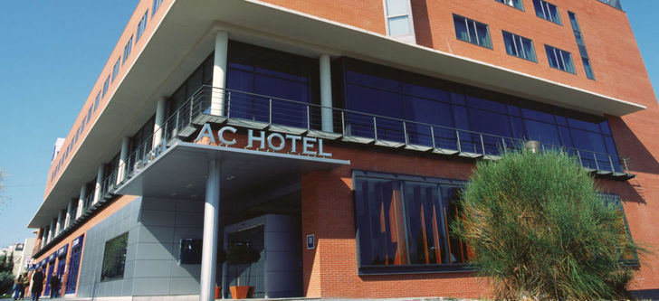Un hombre destroza con un vehículo la entrada del hotel AC de Guadalajara