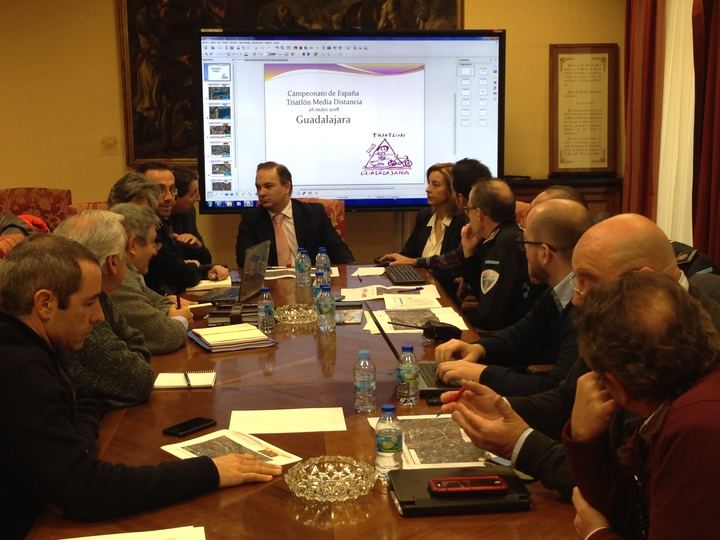 Constituido en Guadalajara el Comité Organizador del Campeonato de España de Triatlón de Media Distancia