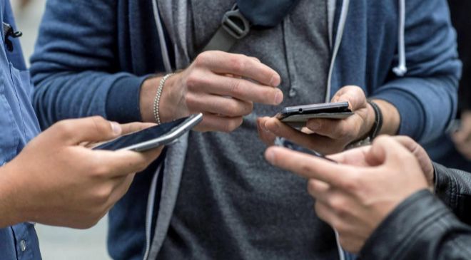 Los españoles pasan cuatro horas al día conectados a internet desde el móvil