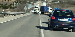 Fallece una persona tras el choque de un coche y un camión a la altura de Valdeluz