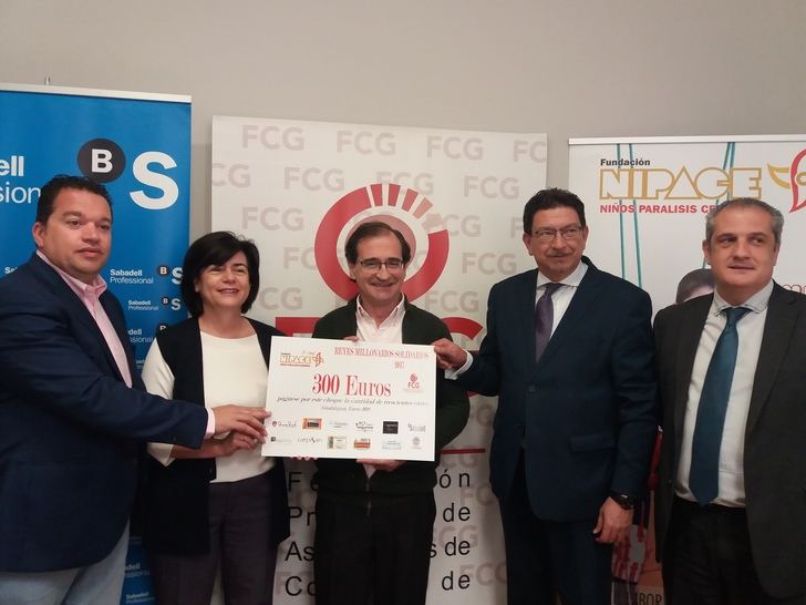 FCG hace entrega de un cheque de 300 euros a la Fundación NIPACE dentro de su campaña "Reyes Millonarios Solidarios 2017"