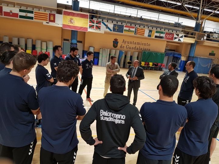 Latre visita al Quabit Balonmano Guadalajara para desearle suerte en la primera fase de la final de la Copa del Rey