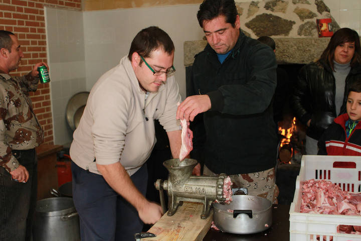 La fiesta de la matanza prologa, como cada año, la Navidad de Tamajón