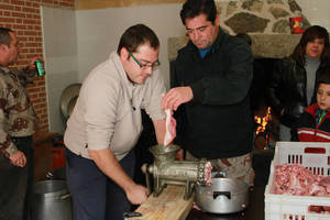 La fiesta de la matanza prologa, como cada año, la Navidad de Tamajón