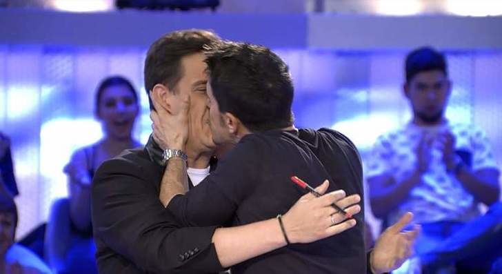 Inesperado beso en la boca ¿con lengua? de Alejo Sauras a Christian Gálvez en 'Pasapalabra': 