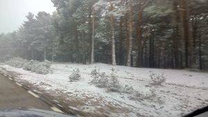 Un vehículo con tres personas queda atrapado por la nieve en el Puerto de la Quesera en Guadalajara