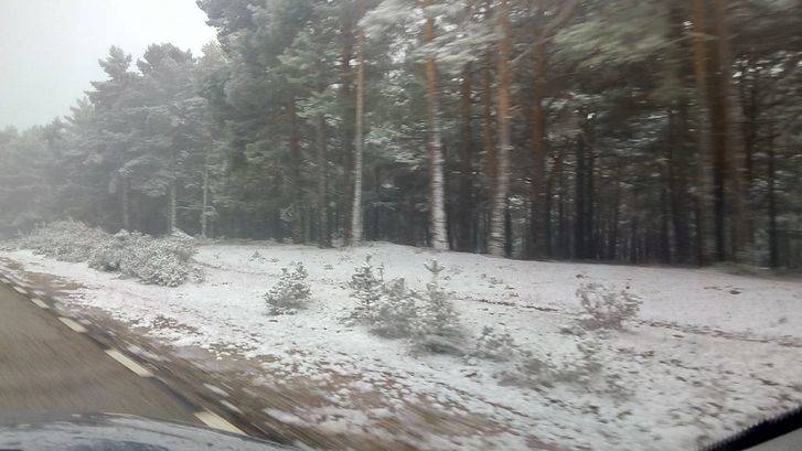 Un vehículo con tres personas queda atrapado por la nieve en el Puerto de la Quesera en Guadalajara