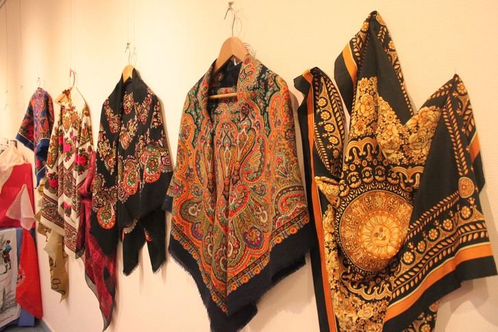 Extraordinaria exposición de pañuelos en la Casa de la Cultura, organizada por la Asociación de Mujeres 