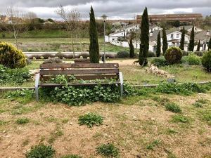 Denuncian en Villanueva de la Torre el abandono del parque de La Juanjornada y reclaman a la alcaldesa el arreglo de este espacio