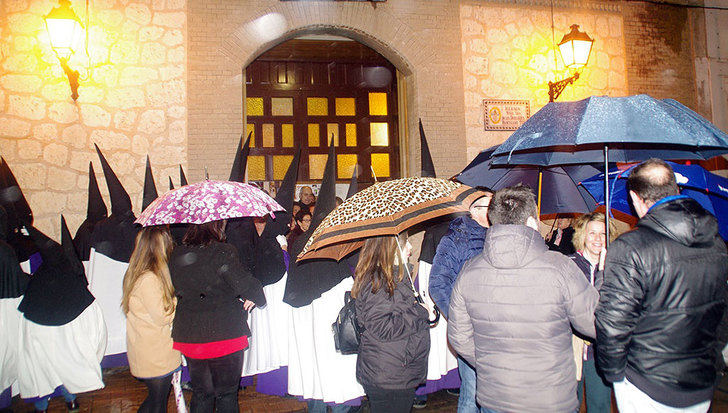 La lluvia obliga a suspender algunas procesiones y a modificar desfiles en Castilla La Mancha 