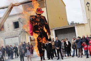 Luce el sol en la Procesión del Santo Encuentro y la Quema del Judas de Pareja