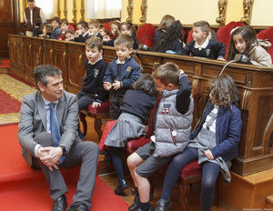 El alcalde de Guadalajara recibe a alumnos del colegio Santa Ana