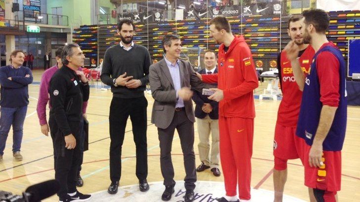 El alcalde de Guadalajara, Antonio Román, ha saludado a la Selección española de Baloncesto antes de emprender su viaje 