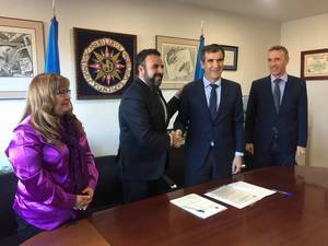 Román firma con el alcalde de Azuqueca el convenio para la creación de un aula de la UNED en la localidad azudense