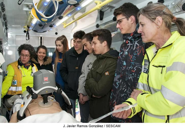 Profesionales de Urgencia de Guadalajara forman a alumnos de Bachillerato en el manejo de desfibriladores