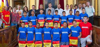 Recepción en el Ayuntamiento a miembros del equipo de fútbol del grupo marroquí Rahal