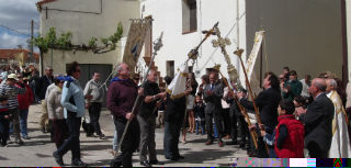 La cruz de Mirabueno recibe de una en una todas las cruces que se dan cita en la procesión. (Foto: Laura G. Puebla)