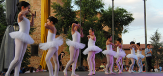 La Escuela de Danza de Alovera llena la Plaza Mayor con sus festivales de niños y adultos