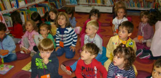 Los alumnos de 3 años del colegio Parque Vallejo visitan al biblioteca municipal de Alovera