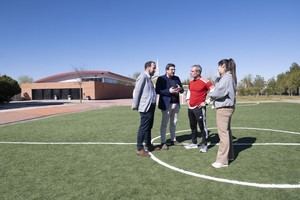 El Ayuntamiento mejora los patios escolares con césped artificial en Azuqueca