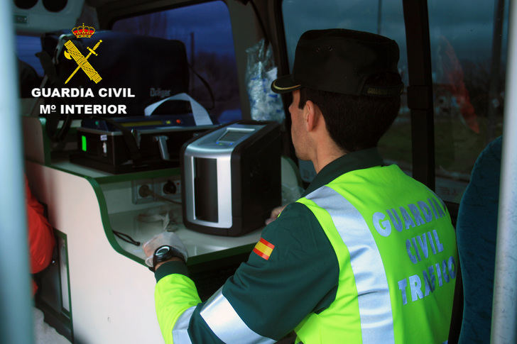 Sextuplica la tasa de alcoholemia después de volcar su camión en un ramal de la A2 a la altura de Guadalajara