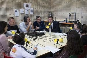 El consejero de Educación recorre el CEIP La Paloma y conoce sus iniciativas educativas