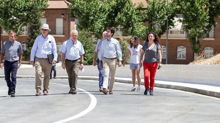 Trillo inaugura la nueva vía alternativa de evacuación de emergencia en la prolongación de la calle El Hoyo