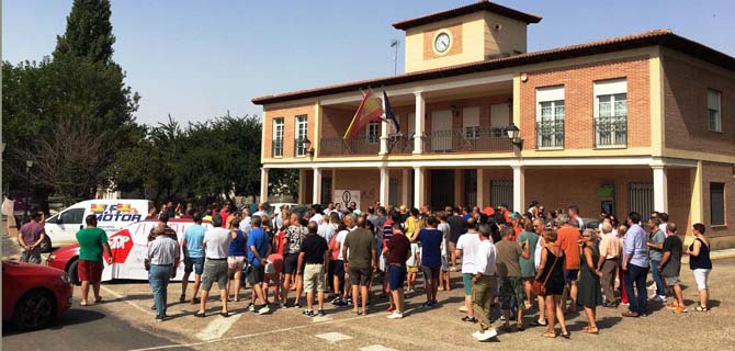 Unas 300 personas se concentran en Villanueva de la Torre en contra de la apertura del centro de menores