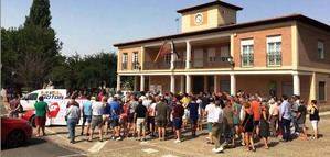 Unas 300 personas se concentran en Villanueva de la Torre en contra de la apertura del centro de menores
