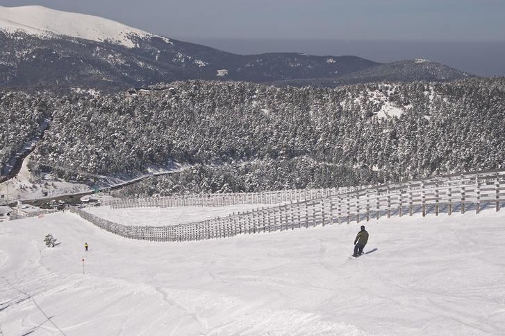 Navacerrada abre este viernes tres pistas de esquí mientras Valdesquí sigue cerrado