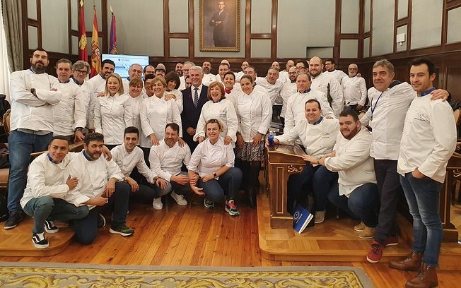 La Academia de Gastronomía de CLM nombra Académicos de Honor a Mª Dolores Cabezudo Ibáñez y a Fernando Serrano Migallón