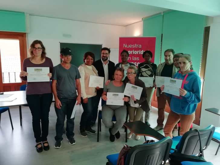 Los participantes del Programa de Acompañamiento Laboral de Accem en Azuqueca de Henares reciben sus diplomas