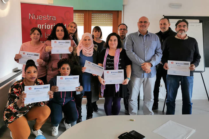 Entrega de diplomas a cargo del concejal de Europa, Juan Pablo Román, responsable del área de Empleo en el Ayuntamiento. Fotografía: Ayuntamiento de Azuqueca