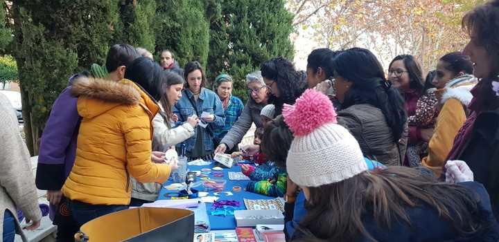 Chapas, lazos y un mural contra la violencia sobre la mujer en Guadalajara de la mano de Accem