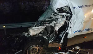 Estrepitoso accidente entre una frugoneta y un camión en la A-2 a su paso por Guadalajara con un herido en estado crítico