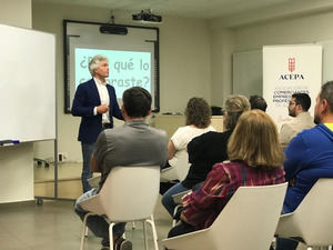 Primera de las charlas formativas organizadas por los comerciantes de Azuqueca (ACEPA)