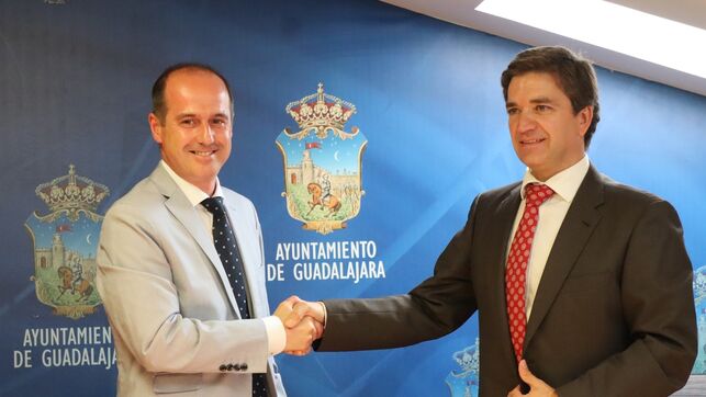 El alcalde de Guadalajara Alberto Rojo queda en evidencia a nivel nacional por ocultar su sueldo al Ministerio, el más alto de las capitales de Castilla-La Mancha