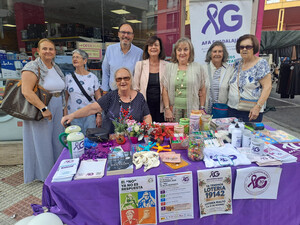 AFAGU sensibiliza sobre el Alzheimer con una mesa informativa en el mercadillo semanal
