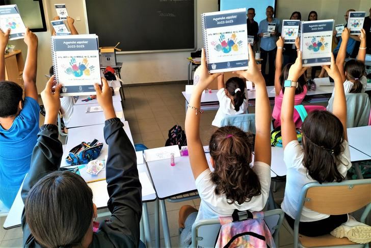 Yebes entrega la agenda escolar 2022-2023 para los alumnos de Primaria del colegio público Jocelyn Bell