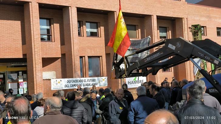 300 agricultores y ganaderos registran en la delegación de Agricultura de Guadalajara un manifiesto con reivindicaciones para la Administración regional