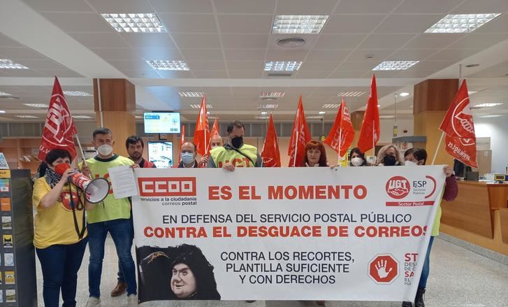 Delegados y delegadas de CCOO y UGT se encierran en la Jefatura Provincial de CORREOS de Albacete bajo el lema SALVEMOS CORREOS