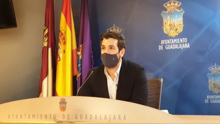 El PP propone controlar los excrementos en las calles y parques de la ciudad de Guadalajara con un banco de ADN canino