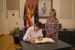 Guarinos: “Un honor recibir en Guadalajara al alcalde de Madrid y volver a estrechar lazos de unión con la capital de España”