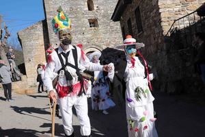 Botargas y mascaritas recorren Almiruete en una primavera anticipada