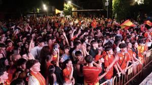 La Plaza Mayor de Alovera, con aforo completo, vibró al máximo con el éxito de España en la Eurocopa