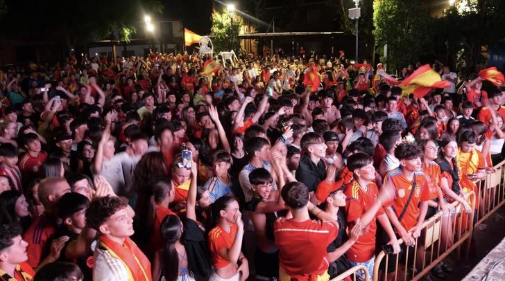 La Plaza Mayor de Alovera, con aforo completo, vibró al máximo con el éxito de España en la Eurocopa