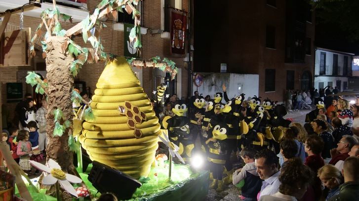 A pesar de la lluvia, las peñas lucieron sus carrozas en Alovera