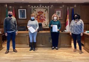 Convenio del Ayuntamiento de Alovera y Club de Fútbol para el fomento de deporte entre los jóvenes