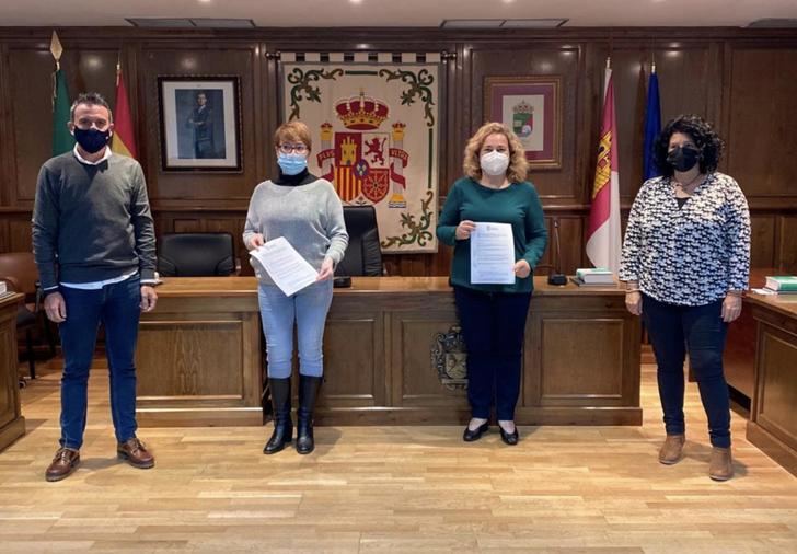 Convenio del Ayuntamiento de Alovera y Club de Fútbol para el fomento de deporte entre los jóvenes
