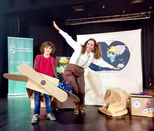 Alovera celebró el Día Mundial de la Bibliotecas con la presentación de un libro y un cuentacuentos infantil